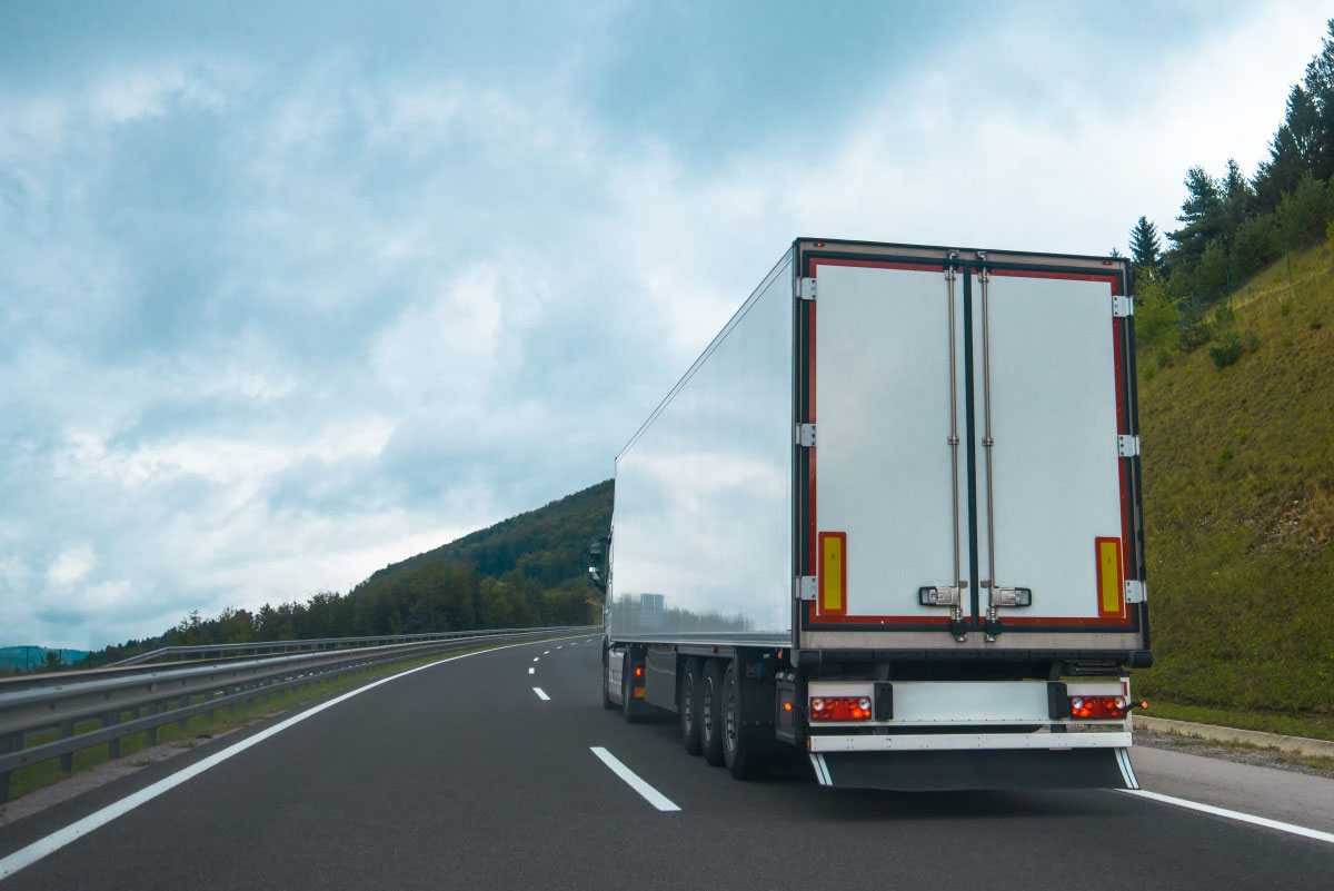 How to maintain electronic braking systems high-performances on a trailer truck