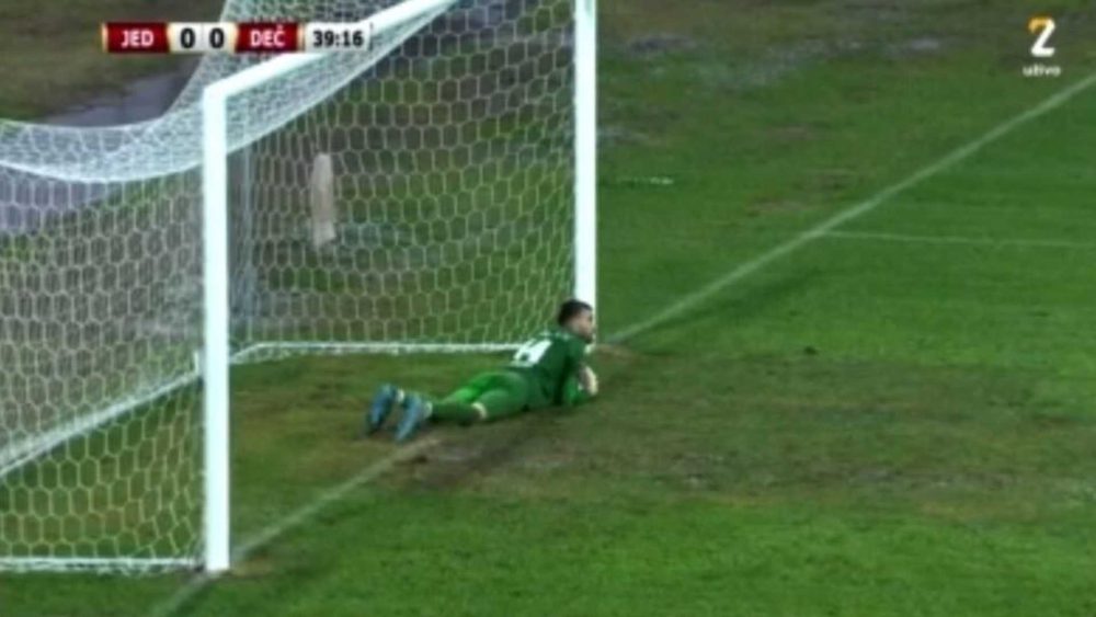 Watch astonishing phantom goal as furious fans call for ‘entire refereeing team to be arrested’